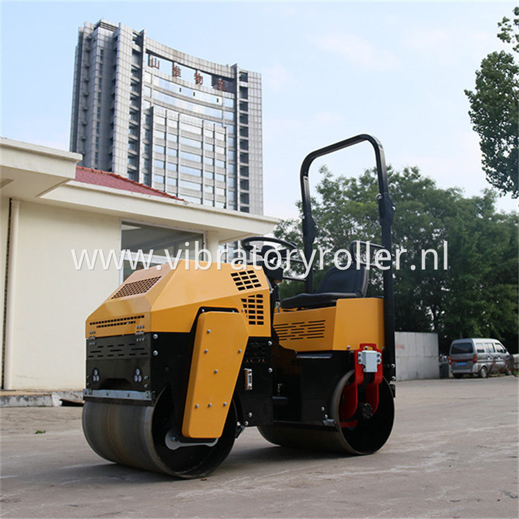 Smooth Drums Asphalt Roller